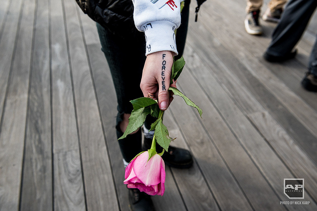 7a8cdefb-lil_peep_memorial_5440-first_image