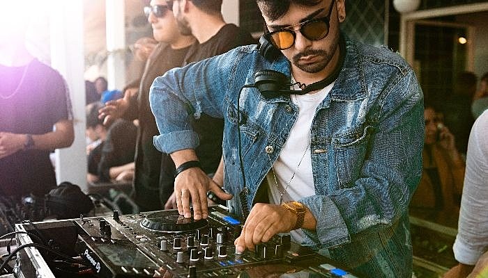 DJ_crowd_music