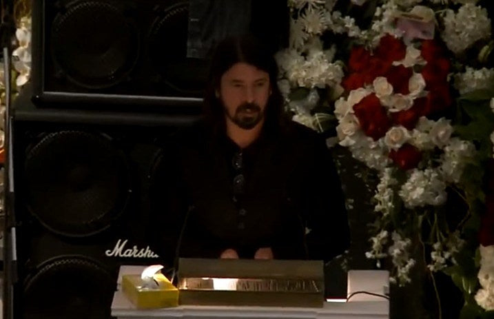 Dave_Grohl_Lemmy_memorial_service