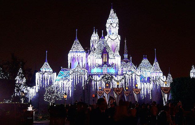 Disneyland_use_-_2015_620-400