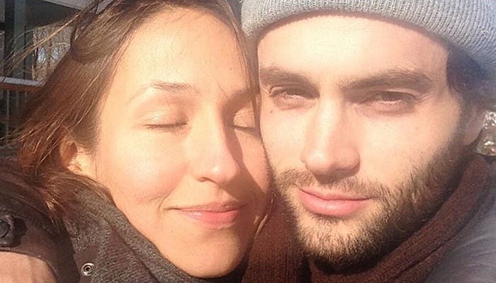Domino Kirke and Penn Badgley-min