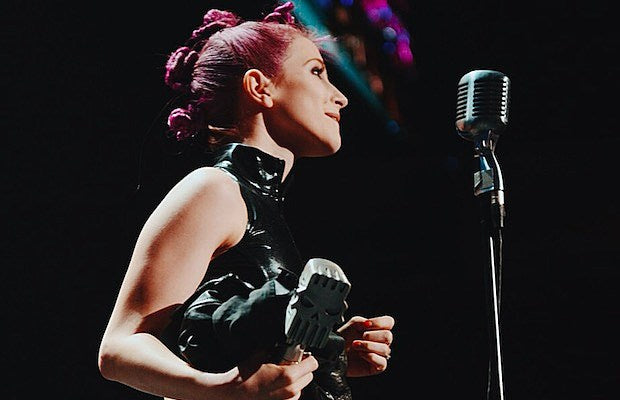 Hayley_Williams_-_APMAs_2015_620-400