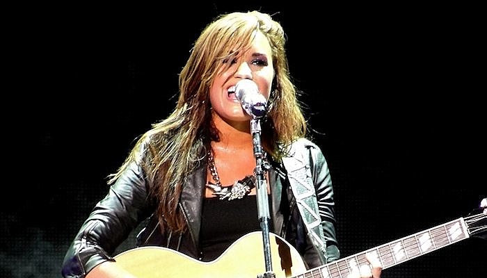 demi lovato warped tour 2010