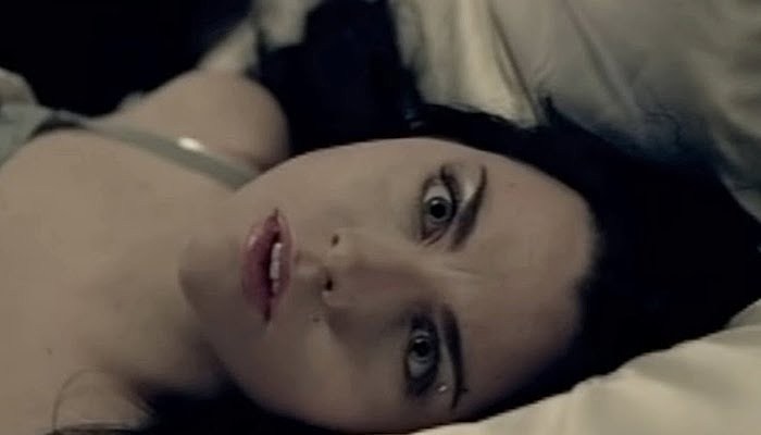 evanescence bring me to life-min