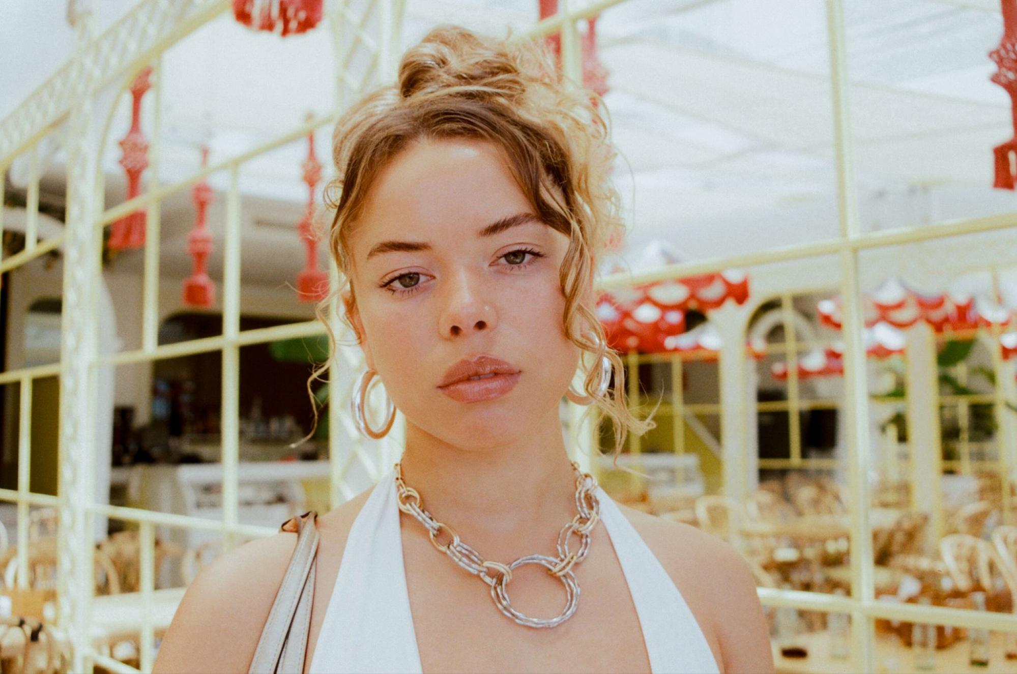 nilufer yanya method actor