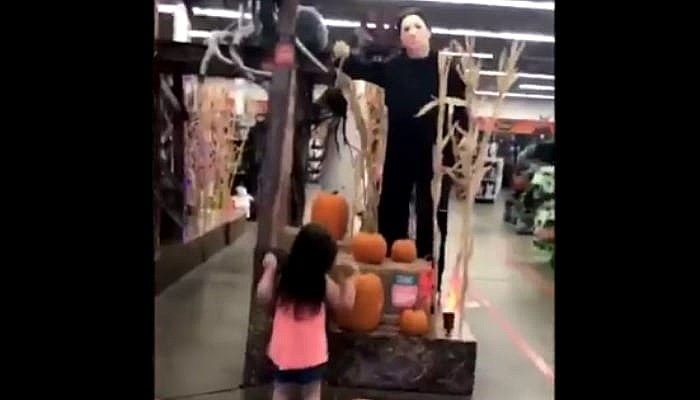 Little girl dancing with Michel Myers to Halloween theme