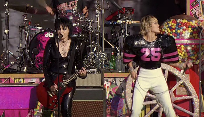 miley cyrus joan jett super bowl performance