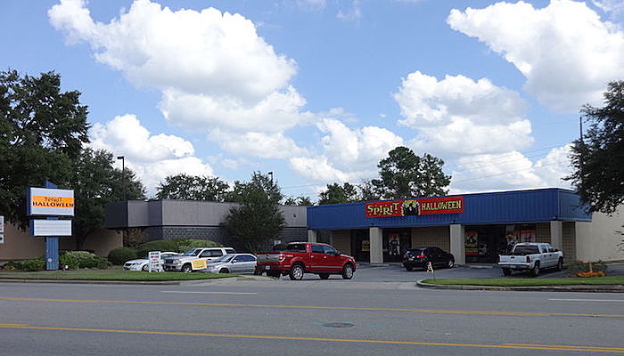 spirit halloween stores-min