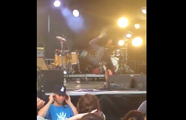 Brand_New_-_Jesse_Lacey_handstand_620-400
