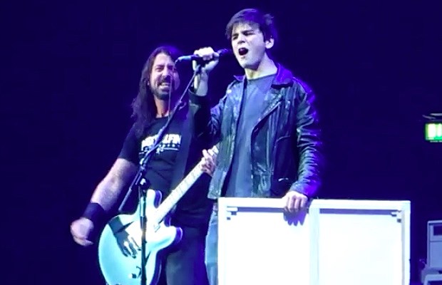 Dave_Grohl_and_Fan_2015_620_x_400
