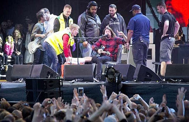 Dave_Grohl_broken_leg_-_News_620-400