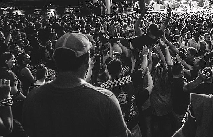 Dropkick_Murphys_crowd_surfer