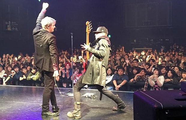 GerardWay-MikeyWay-Tokyo2015