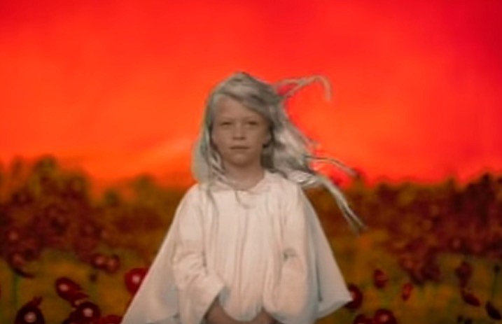 Girl_-_Heart_Shaped_Box_music_video