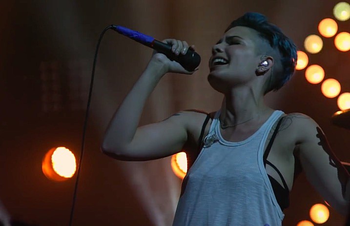 Halsey_-_2015_717-463
