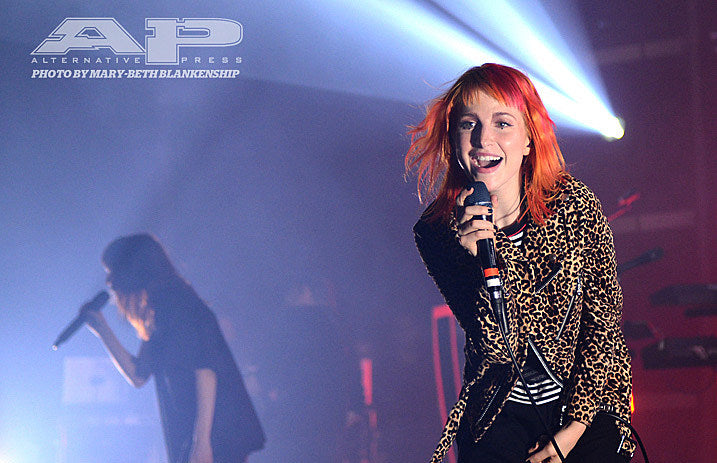 HayleyWithChvrches2-620_marked