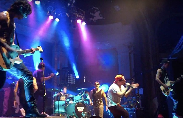 Hollywood_undead_crown_the_empire_-_620