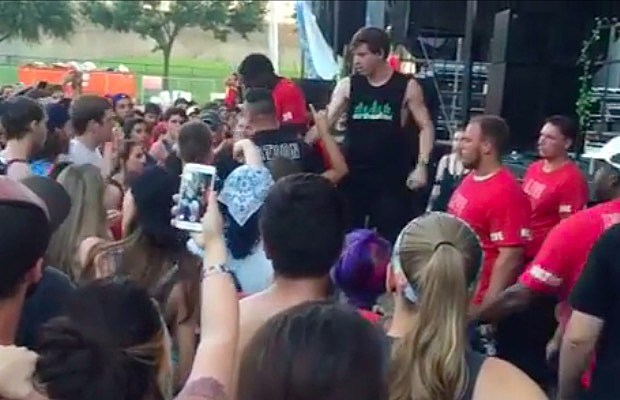 In_Hearts_Wake_-_Warped_Tour_security