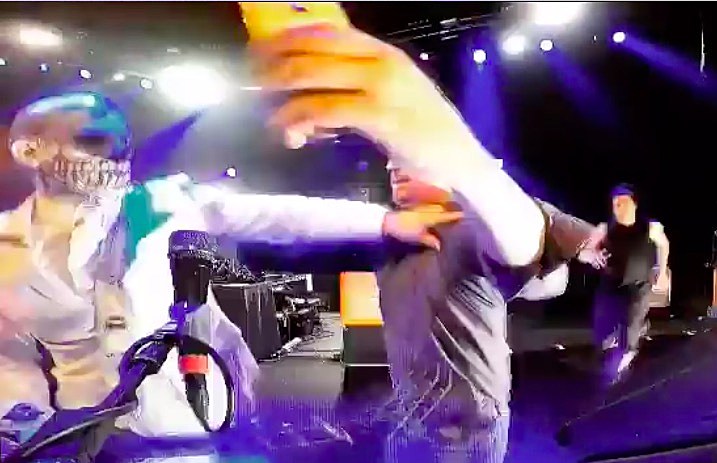 Limp_Bizkit_-_Stage_selfie