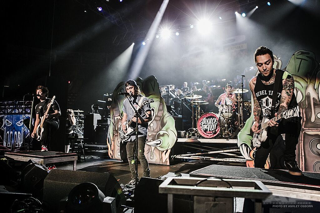 Pierce_The_Veil_-_APMAs_2015_620-400