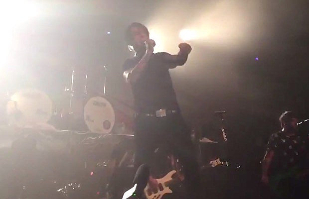 Ronnie_Radke_-_trolling_crowd_620-400