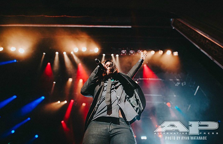 SLEEPINGWITHSIRENS_apmas2017_performance