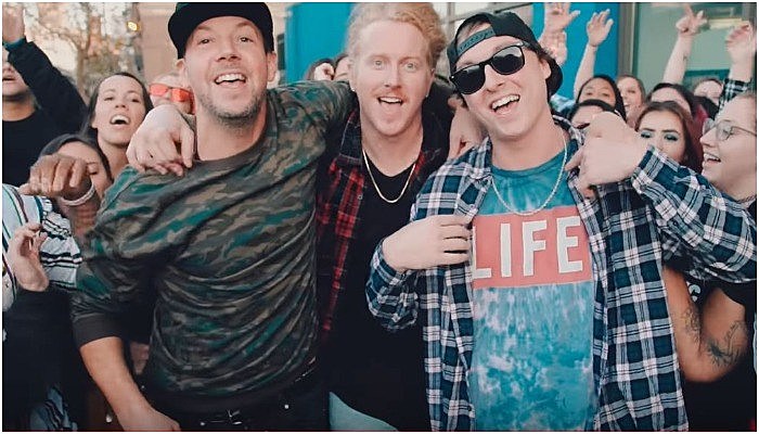 Simple Plan, State Champs, We The Kings, Where I belong video