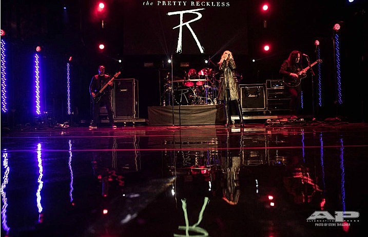 THEPRETTYRECKLESS_2017apmas_performance
