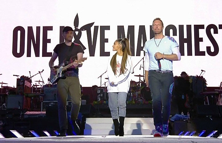 coldplay_and_ariana_one_love_manchester