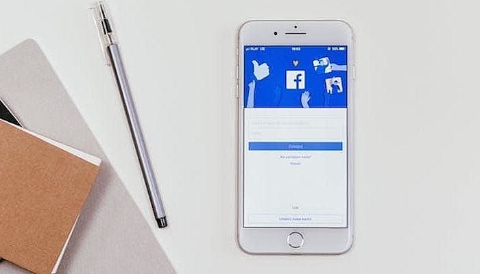 Facebook on mobilephone