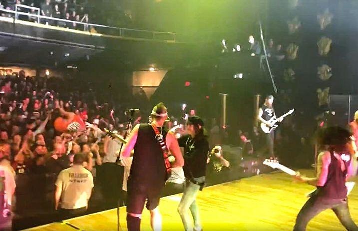 killswitch_engage_guitarist_pizza_on-stage