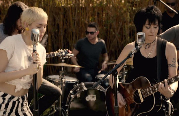 miley_cyrus_and_joan_jett_2015