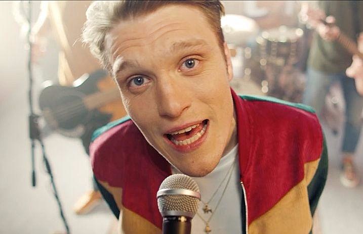 neck_deep_parachute_music_video