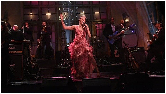 miley cyrus snl performance