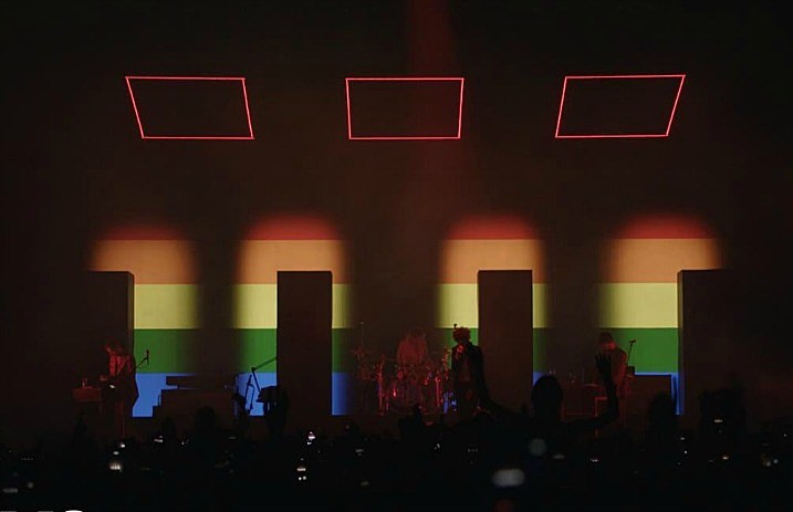 the1975_lovingsomeone_live